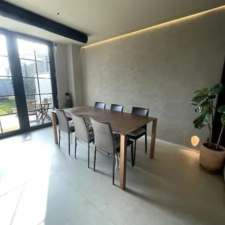 Modern Canal-side Loft With Private Garden Appartamento