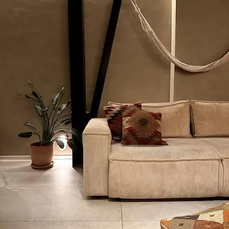 Modern Canal-side Loft With Private Garden Appartamento