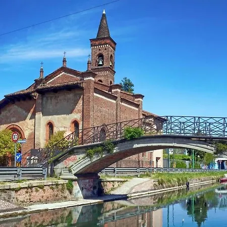 Modern Canal-side Loft With Private Garden Milano